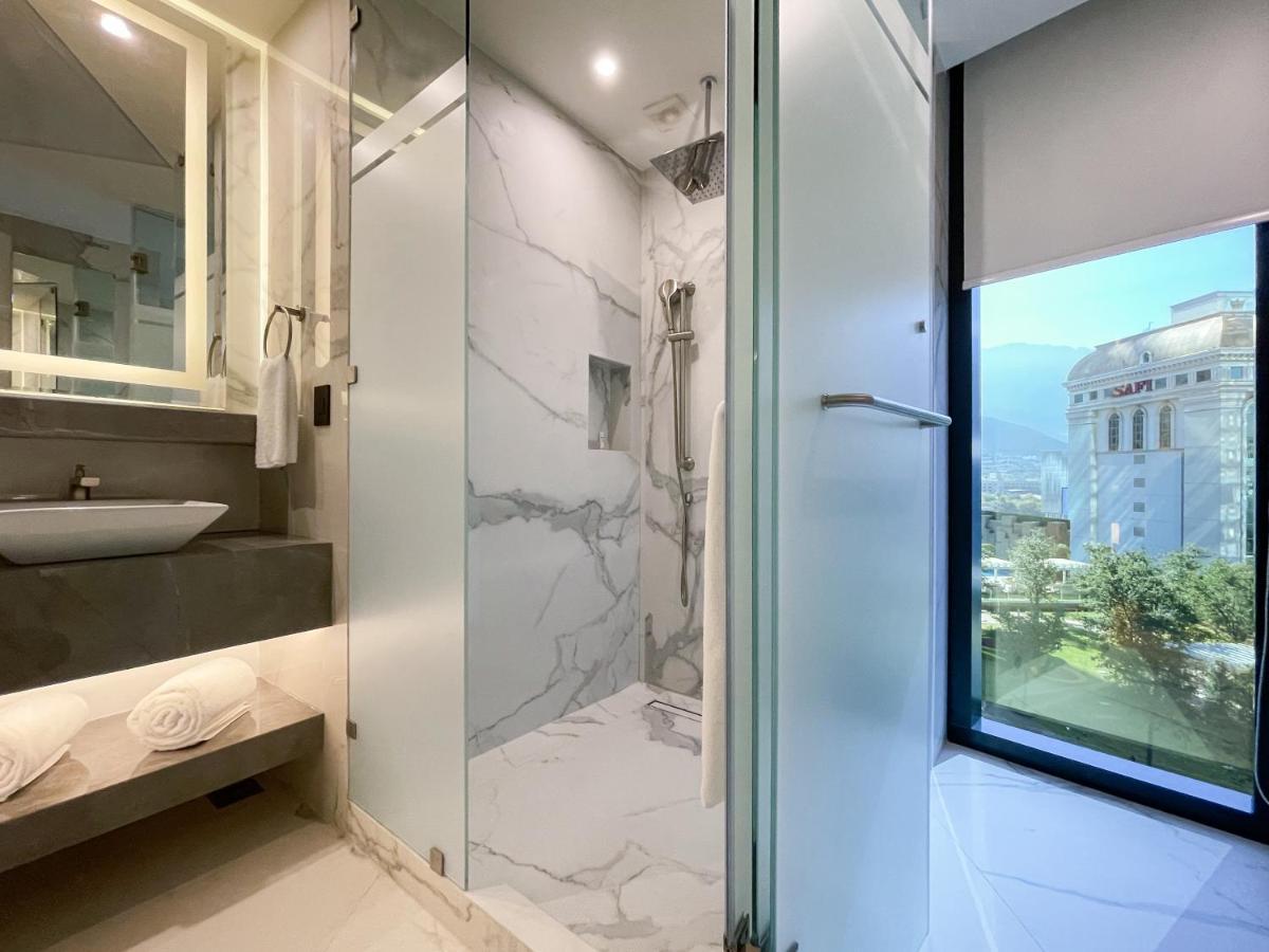 Hotel Safi Royal Luxury Metropolitan San Pedro Garza Garcia Esterno foto A shower enclosure in a hotel bathroom